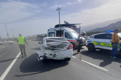 Otomobiller Birbirine Girdi: 2'si Çocuk 5 Kişi Yaralı