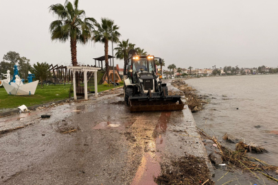 Fethiye’de Yağış Sonrası Sahil Yolunda Temizlik Mesaisi