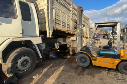 Kamyon Damperinin Altında Kalan Tamirci ve Şoför Öldü