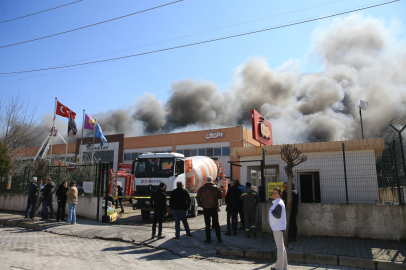 Manisa'da Şekerleme Fabrikasında Yangın Çıktı