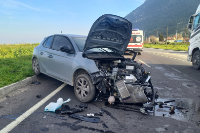 Manisa'da Çarpışan Otomobillerin Sürücüleri Yaralandı