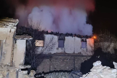 Uşak'ta 2 katlı evde çıkan yangın söndürüldü