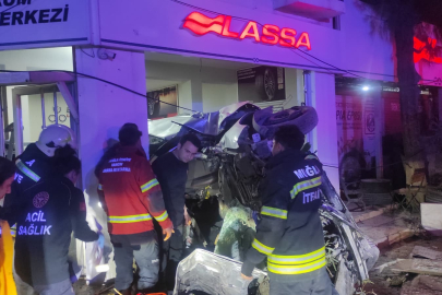 Kontrolden Çıkıp İş Yerine Giren Otomobildeki 3 Kişi Yaralandı