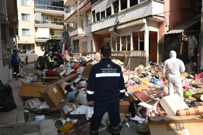 İzmir'de 2 Katlı Evden 12 Kamyon Çöp Çıkarıldı