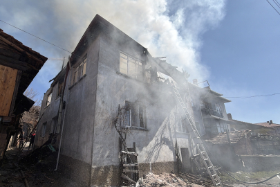 Yangın Çıkan 2 Katlı Ev Kullanılamaz Hale Geldi