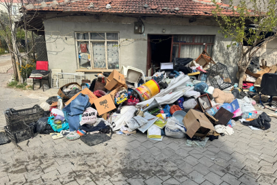 Denizli'de Bir Evden 3 Kamyon Çöp Çıkarıldı