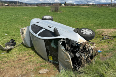 Tarlaya Devrilen Otomobildeki 4 Kişi Yaralandı