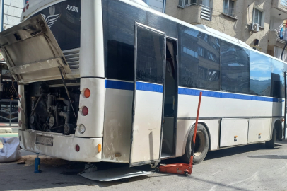 Tamir Ettiği Otobsün Altında Kalan Usta Yaralandı