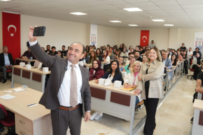 Başkan Akdeniz'li Üniversite Öğrencileri İle Buluştu