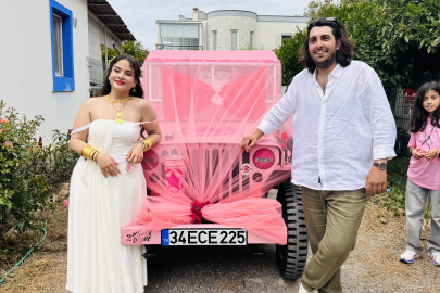 Bodrum'da Baba Oğuldan Gelin Adayına Pembe Cip Sürprizi