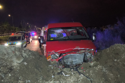 Kütahya'da toprak yığınına çarpan minibüsteki 3 kişi yaralandı