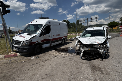 Kütahya'da Ambulansla Hafif Ticari Aracın Çarpıştığı Kazada 7 Kişi Yaralandı