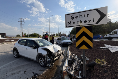 Kütahya'da Otomobillerin Çarpıştığı Kazada 2 Kişi Yaralandı