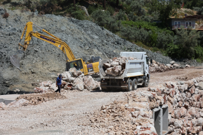 Seydikemer'de 4 Ay Önce Heyelan Nedeniyle Kapanan Mahalle Yolunda Çalışma Sürüyor