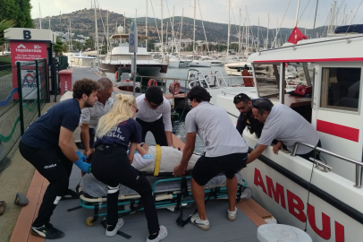 Bodrum açıklarında teknede düşerek yaralanan turist deniz ambulansıyla tahliye edildi