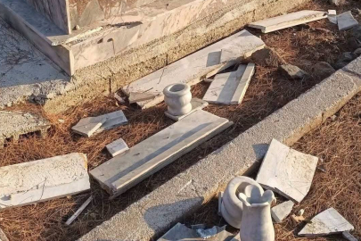 Foça Mezarlığı’nda Kabir Tahribatı: Güvenlik Önlemleri Artırılıyor