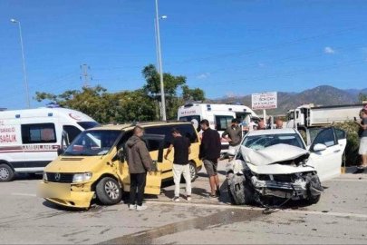 Fethiye'de otomobil ile kamyonet çarpıştı: 5 kişi yaralandı