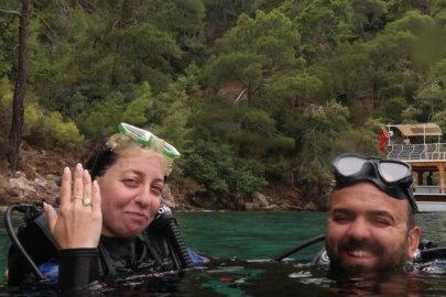Fethiye'de tatilci kız arkadaşına 5 metre derinlikte evlilik teklif etti
