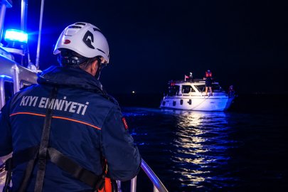 Muğla Fethiye'de makine arızası nedeniyle sürüklenen teknedeki 2 kişi kurtarıldı
